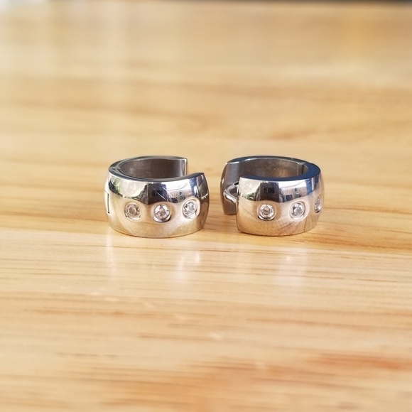 𝅺EARRINGS - Picture 1 of 4